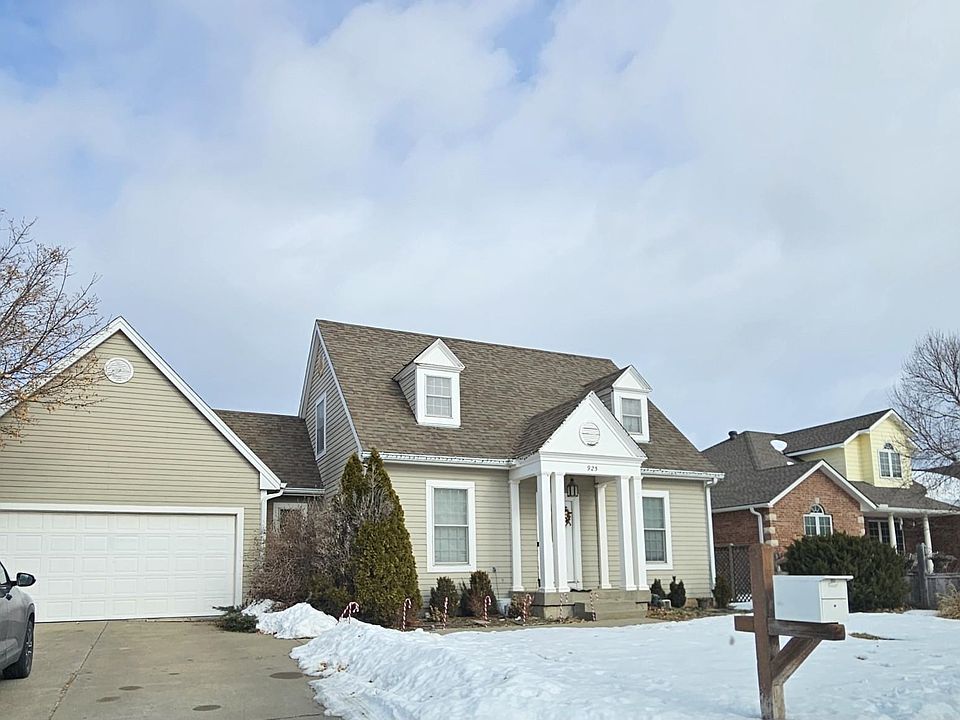1st image of 925 Twin Oaks Dr