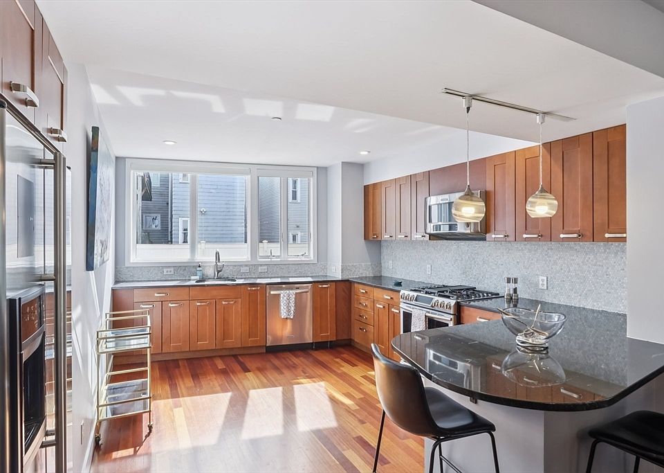 1st image of 21 Oak St #1