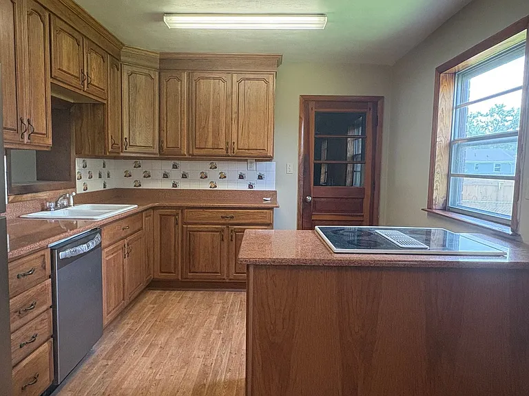 713 Willow Dr — Photo 6