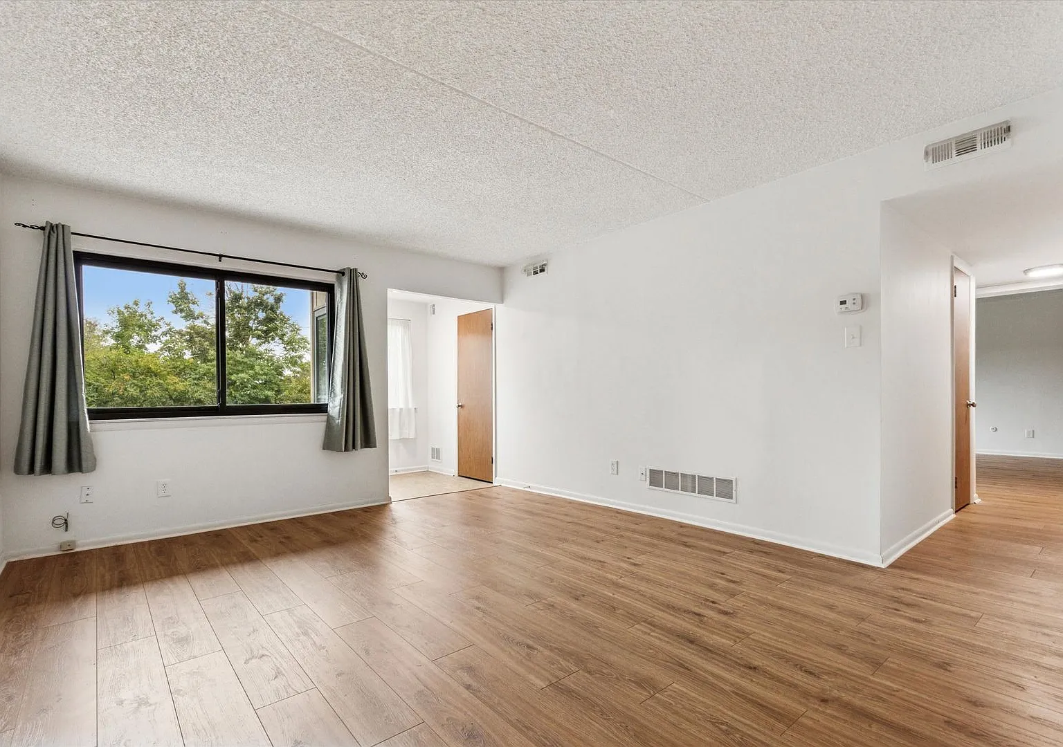 2B/1B First-Floor Flat in Summit House — Photo 3