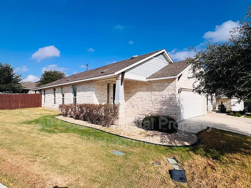 3 bed, 2.0 bath, 1450 sqft, $2,100 — Photo 4