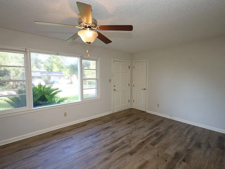 818 Stillwater Dr — Photo 2