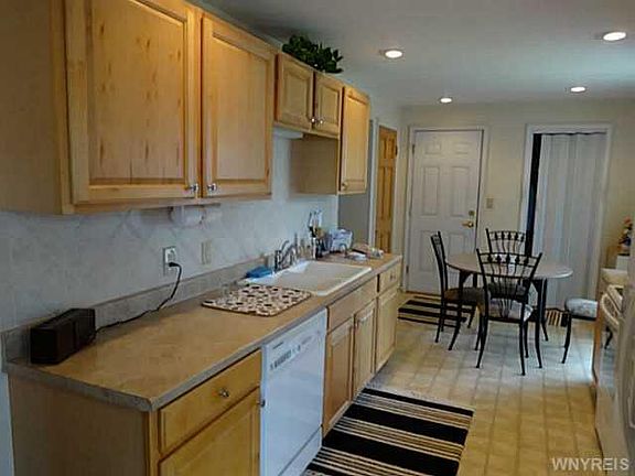 5th image of 327 Evergreen Dr