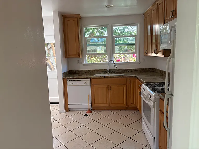 1249 Devon Ave — Photo 14