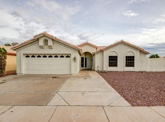 2nd image of 204 W Wahalla Ln