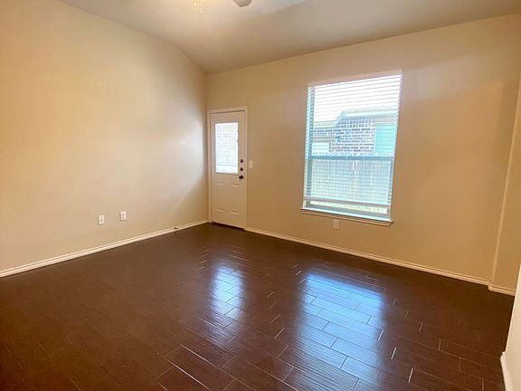 4th image of 709 Creekside Cir