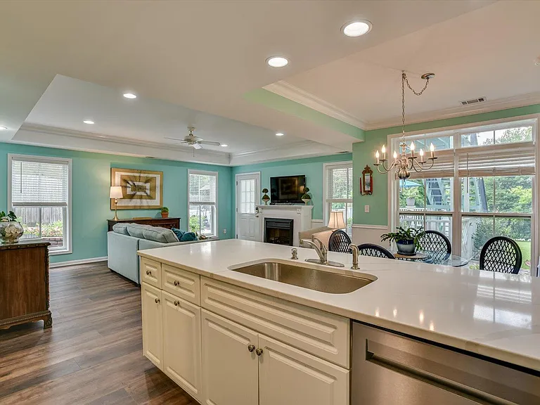 212 Jackson Ave — Photo 11