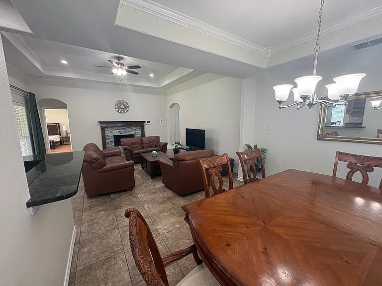 1921 Woodbend Dr — Photo 5