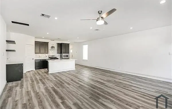 4 bed, 2043 sqft, $2,700 — Photo 4