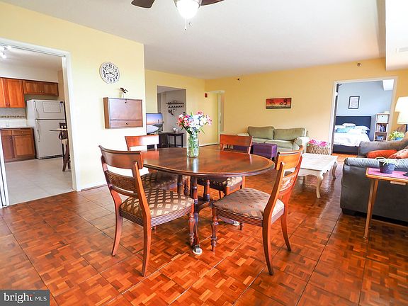 5th image of 3713 S George Mason Dr #407W