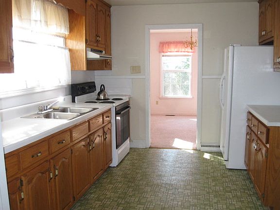 4th image of 102 Wood St