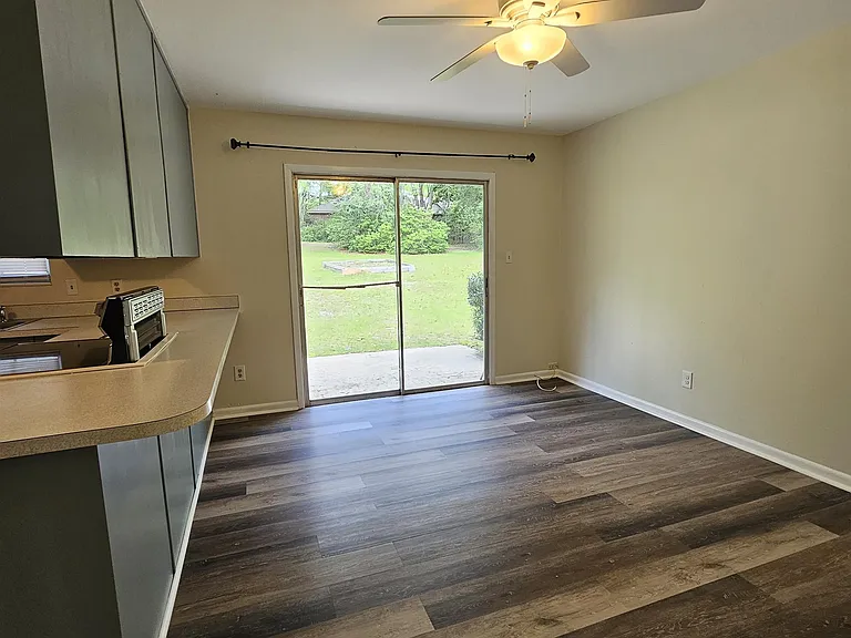 550 E Bradford Rd — Photo 9