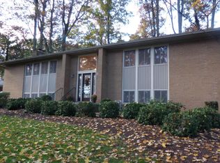 914 W Outer Dr, Oak Ridge, TN 37830