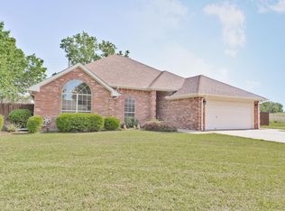 1104 W Hawk Dr, Decatur, TX 76234