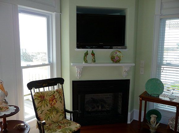 4th image of 4190 Island Dr