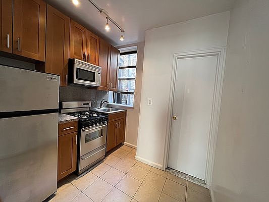 4th image of 204 W 98th St APT 4I