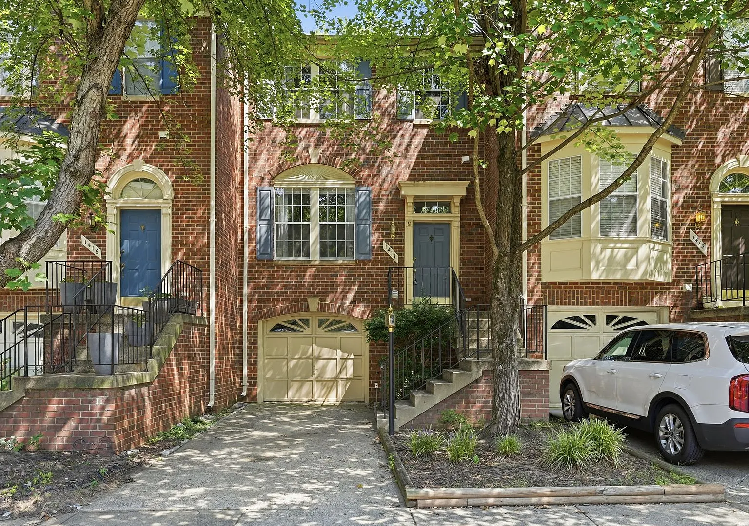 Welcome to this beautifully maintained Reston townhome offering comfort, style, and an unbeatable... — Photo 1