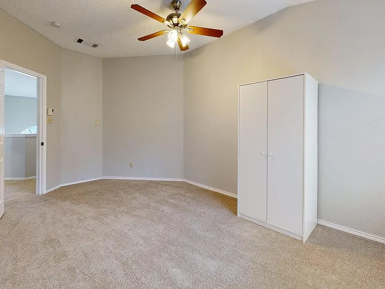 406 Oakcrest Dr — Photo 12