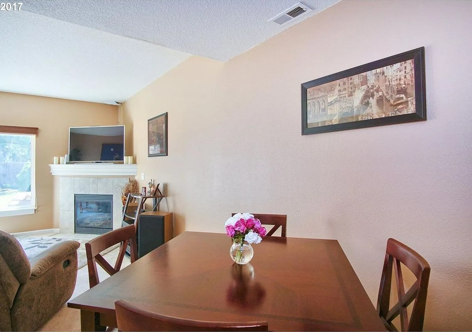Excellent Location ! Nice Townhome with large fenced backyard. Close to shops, Walkscore is 70 ! — Photo 2