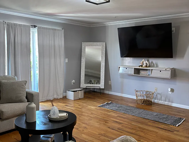 159-161 Clifford St #2 — Photo 2