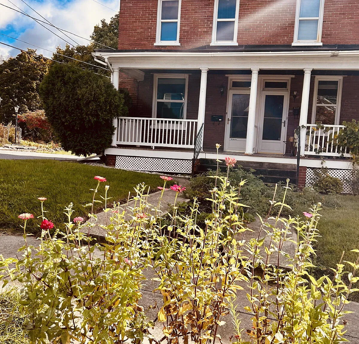 3 bed, 1.0 bath, 1200 sqft, $1,850 — Photo 1