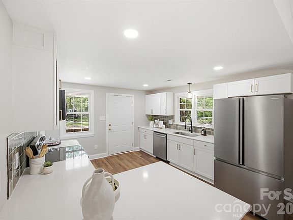 4th image of 8223 Knollwood Cres