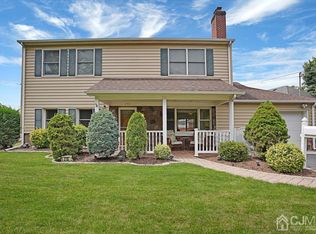 210 Oak Dr, Middlesex, NJ 08846