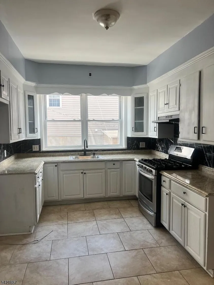 2 bed, 1.0 bath, $2,000 — Photo 2