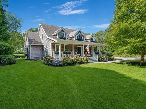 4 High Meadow Ln, Oak Bluffs, MA 02557