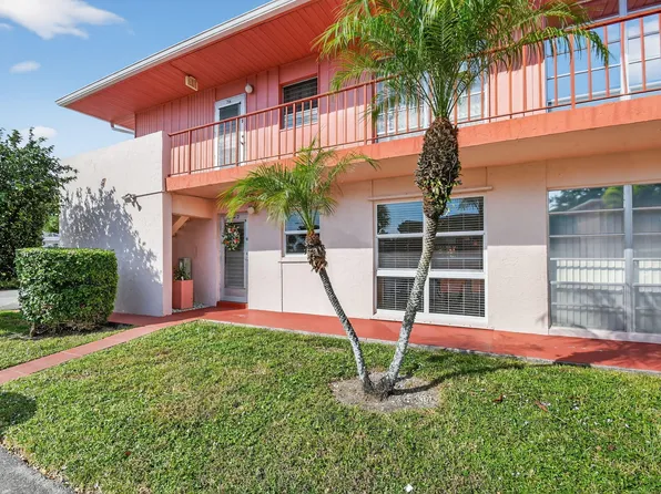 7 Golfs Edge #D, West Palm Beach, FL 33417