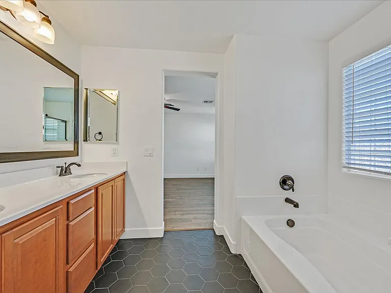 7912 Ivy Run St — Photo 18