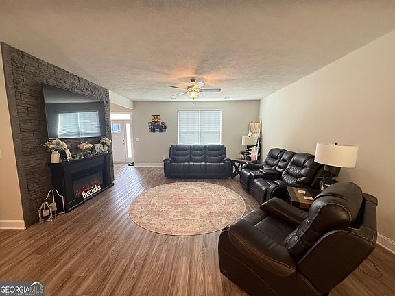4th image of 136 Pebble Ln