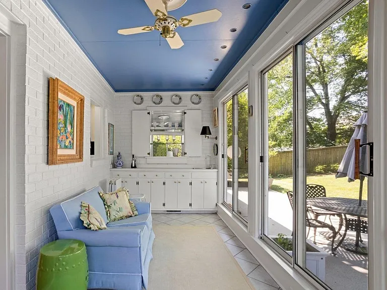 426 Devonshire Ln — Photo 7