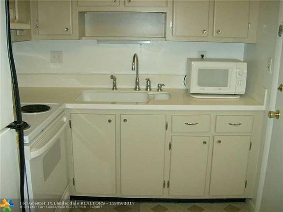5th image of 3040 NE 16th Ave APT 411