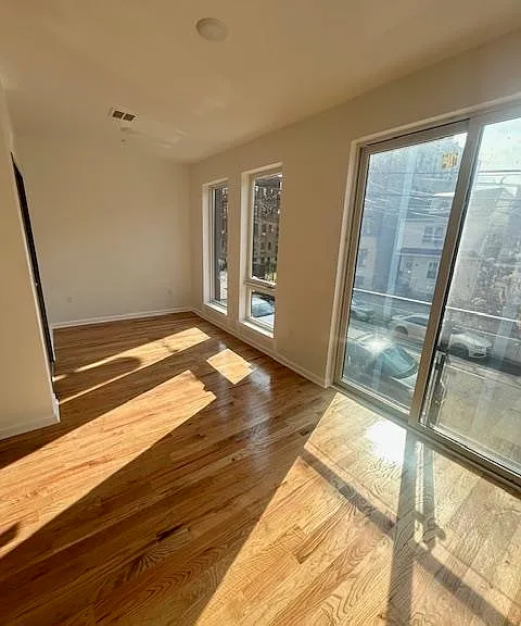 88 Romaine Ave — Photo 29