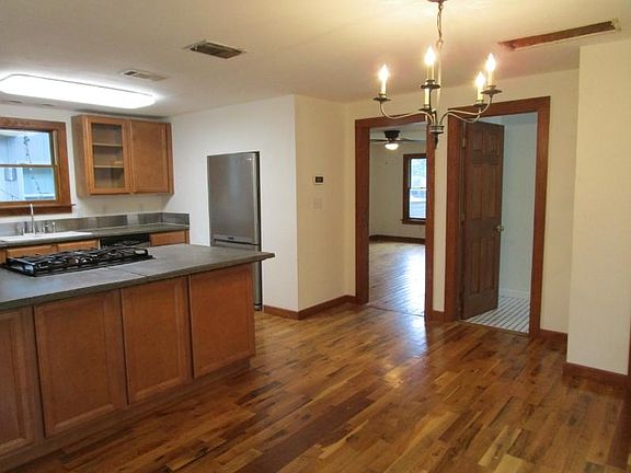 2nd image of 923 E 50th St