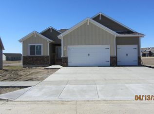 1926 Yellowstone Cir, Dickinson, ND 58601