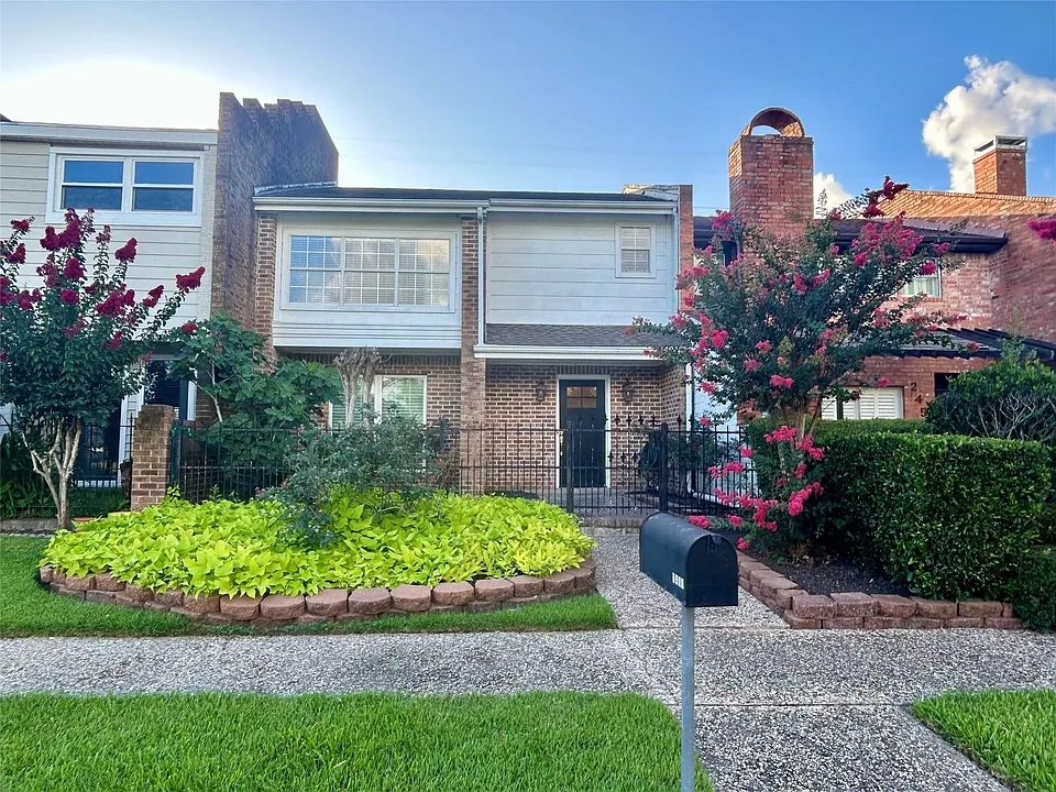 2456 Country Club Dr