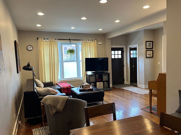 3rd image of 545 N Artesian Ave