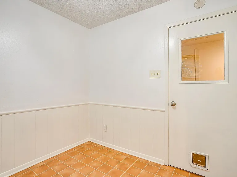 812 E Prairie View Rd — Photo 7