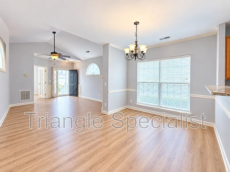 3 bed, 2.0 bath, 1350 sqft, $2,000 — Photo 3