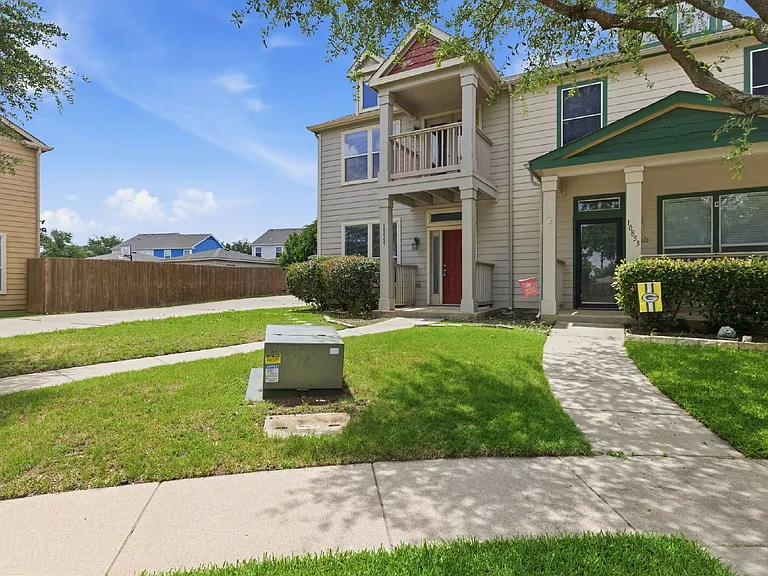 10849 Astor Dr — Photo 2