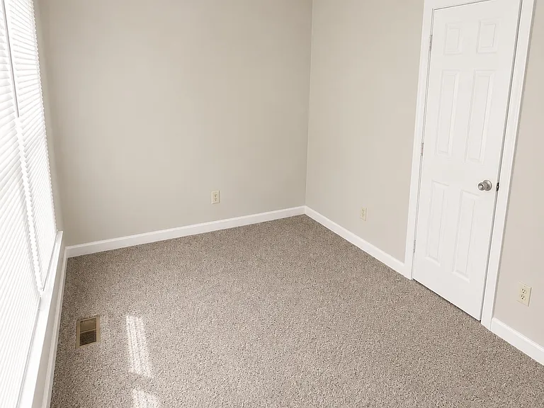 724 Salisbury Dr — Photo 8