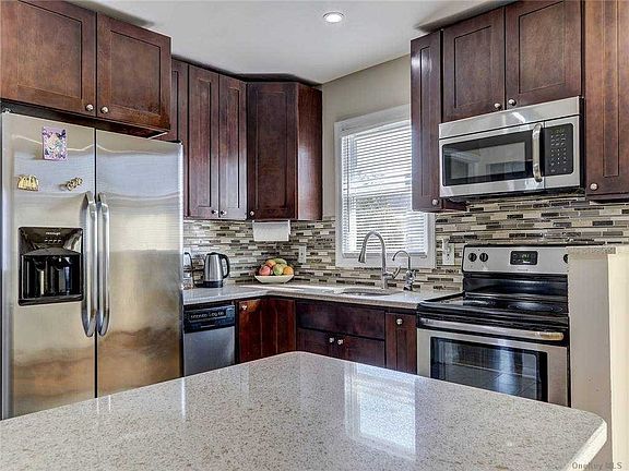 4th image of 315 Evans Ave