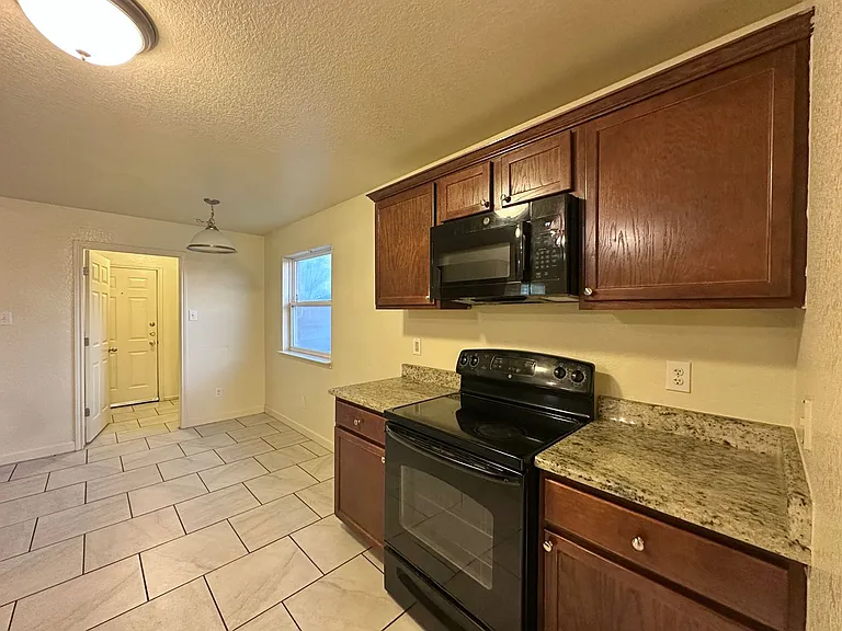 2403 Lavender Ln — Photo 9