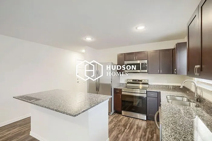 4 bed, 2.0 bath, 1571 sqft, $1,649 — Photo 4