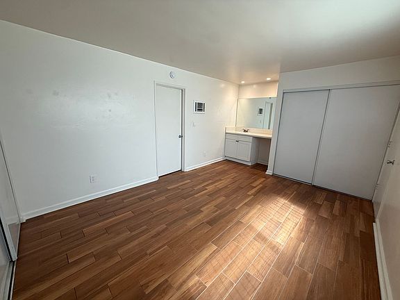 4th image of 936 Loring St #1D