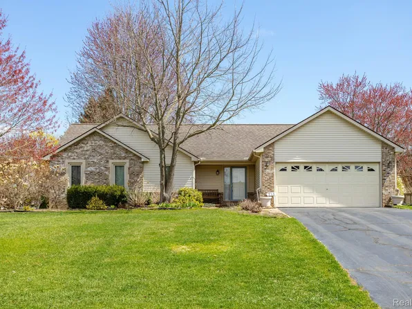 113 Granada Dr, White Lake, MI 48386