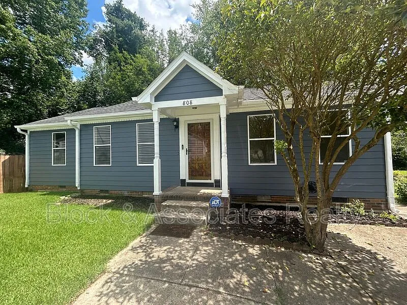 808 Circle Dr