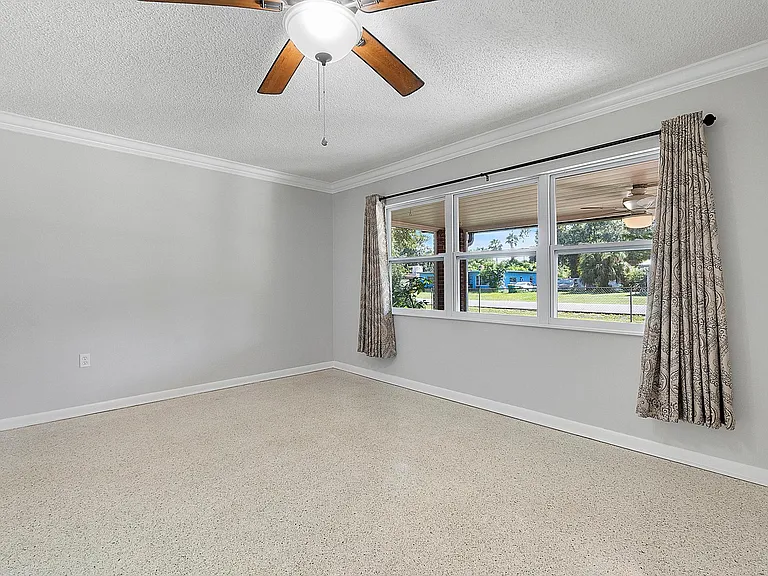 320 Le Jeune Dr — Photo 11